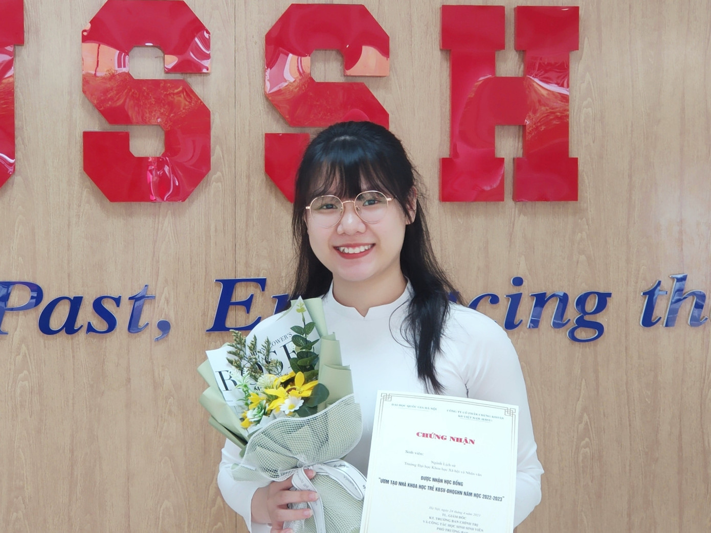 Nguyễn Anh Nhật Trân, sinh viên lớp K65 Lịch sử, khoa Lịch sử, Trường Đại học Khoa học Xã hội và Nhân văn, Đại học Quốc gia Hà Nội. Nguyễn Anh Nhật Trân, sinh viên lớp K65 Lịch sử, khoa Lịch sử, Trường Đại học Khoa học Xã hội và Nhân văn, Đại học Quốc gia Hà Nội.