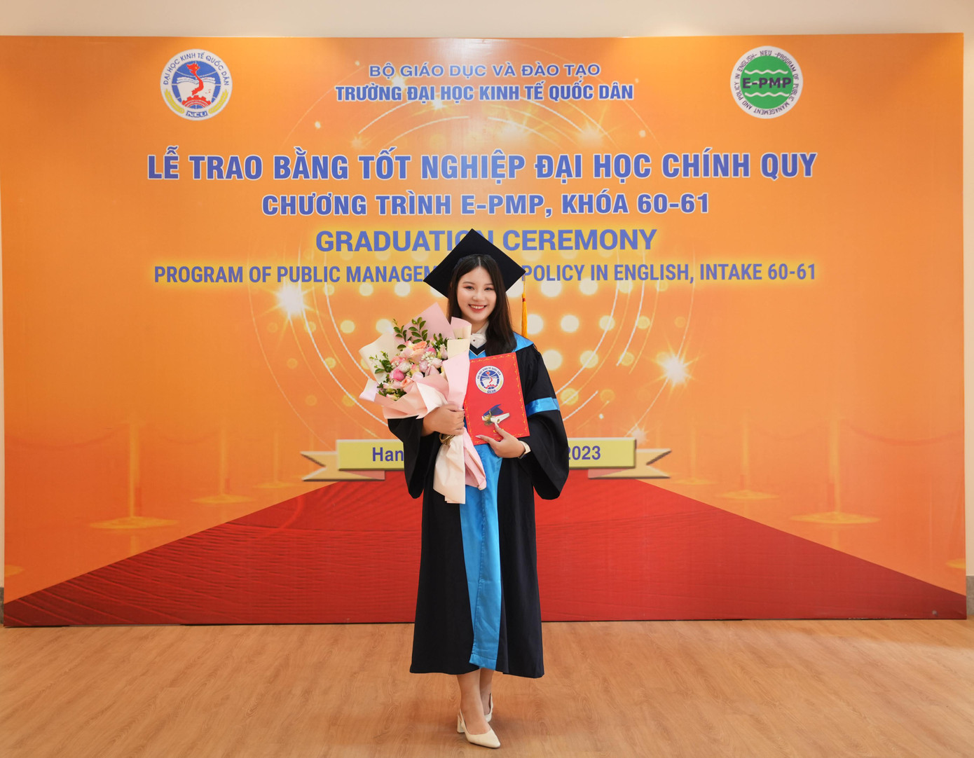 Nữ sinh nhiều lần được nhận học bổng của khoa Khoa học quản lý và tốt nghiệp loại xuất sắc.