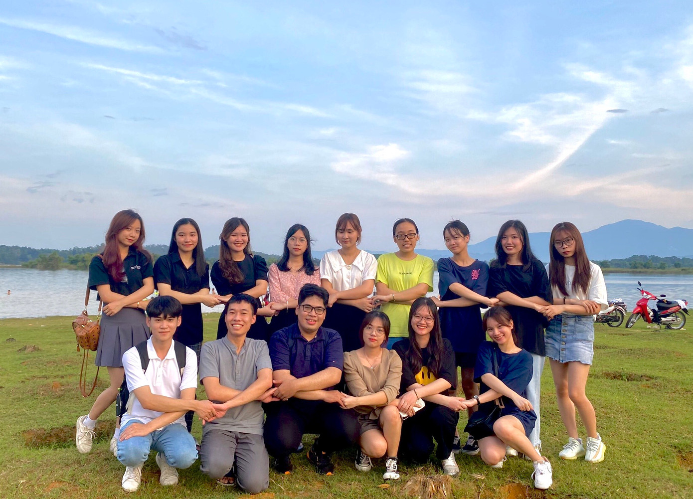 Thạch và các bạn lớp đại học trong chuyến đi dã ngoại ở Sơn Tây.