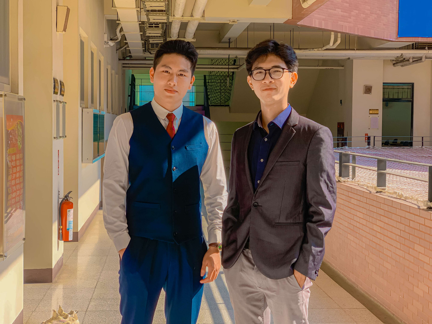 Hữu Trường (bên trái) cùng bạn. Hữu Trường (bên trái) cùng bạn.