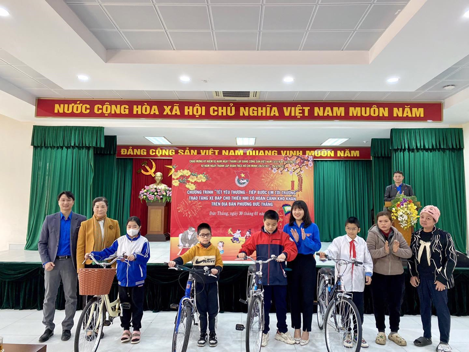 Đại diện Đảng ủy Phường Đức Thắng và Đ/c Ngô Văn Lượng - Phó Bí thư Đoàn thanh niên Học viện Tài chính (bên trái) trao tặng xe đạp cho các em nhỏ có hoàn cảnh khó khăn. Đại diện Đảng ủy Phường Đức Thắng và Đ/c Ngô Văn Lượng - Phó Bí thư Đoàn thanh niên Học viện Tài chính (bên trái) trao tặng xe đạp cho các em nhỏ có hoàn cảnh khó khăn.