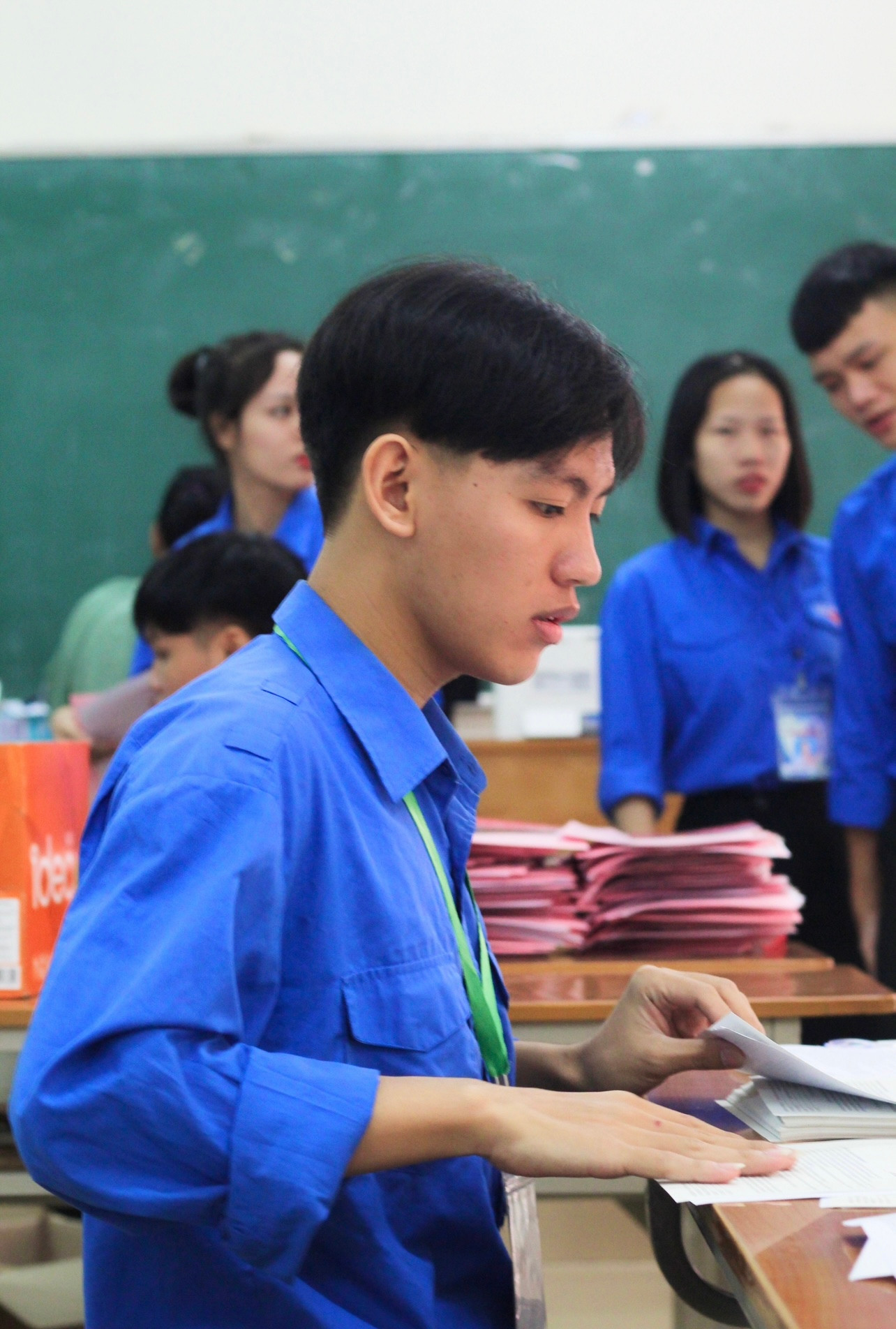 Dũng trong ngày tuyển quân F20 Đội sinh viên Tình nguyện Xung Kích. Dũng trong ngày tuyển quân F20 Đội sinh viên Tình nguyện Xung Kích.