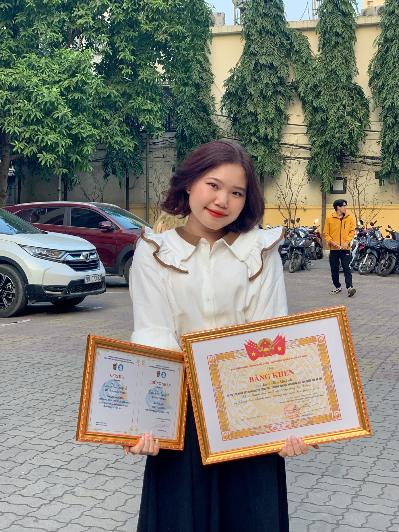 Thu Quỳnh nhận bằng khen của Ban chấp hành Trung Ương Đoàn Thanh niên Cộng Sản Hồ Chí Minh và Danh hiệu Sinh viên 5 Tốt cấp Trường năm học 2021-2022.