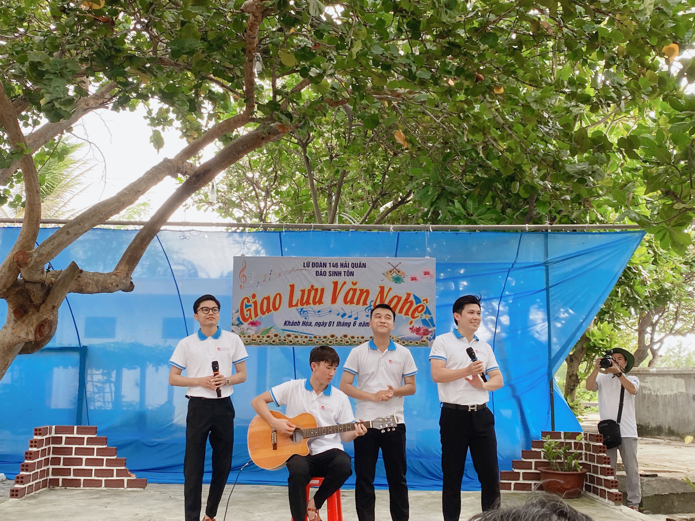 Giao lưu văn nghệ trên đảo. Giao lưu văn nghệ trên đảo.