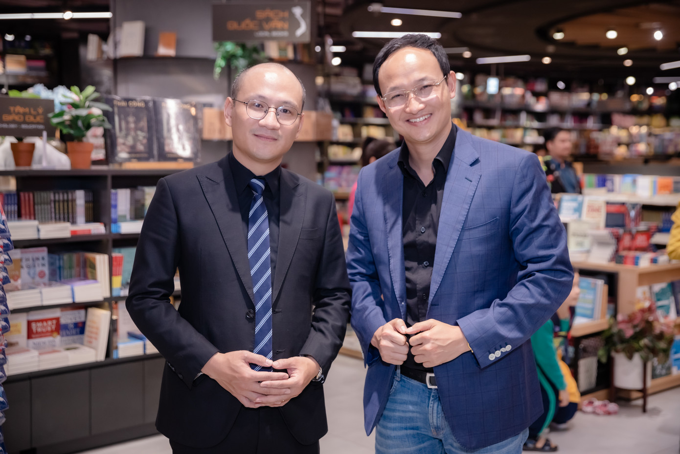 Bác sĩ Trần Quốc Khánh (bên phải ảnh) làm việc tại Bệnh viện Việt Đức, là tác giả của hai cuốn sách Nơi ánh sáng không bao giờ tắt, Bác sĩ tốt nhất của nhà mình... Bác sĩ Trần Quốc Khánh (bên phải ảnh) làm việc tại Bệnh viện Việt Đức, là tác giả của hai cuốn sách Nơi ánh sáng không bao giờ tắt, Bác sĩ tốt nhất của nhà mình...