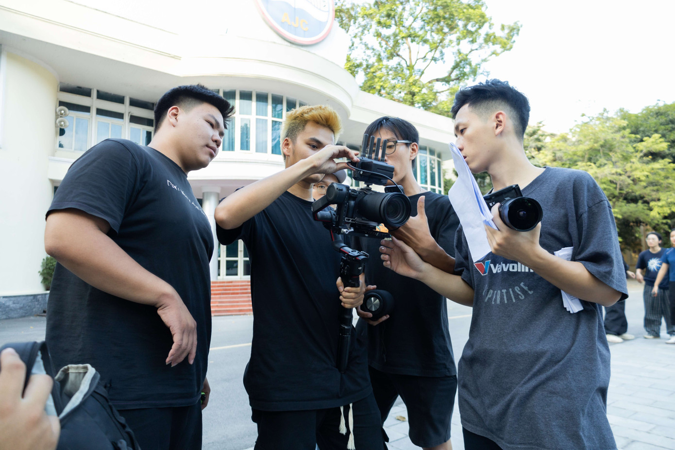 Hậu trường “vất vả” của đội ngũ đứng sau sự “tỏa sáng” của MV. Hậu trường “vất vả” của đội ngũ đứng sau sự “tỏa sáng” của MV.