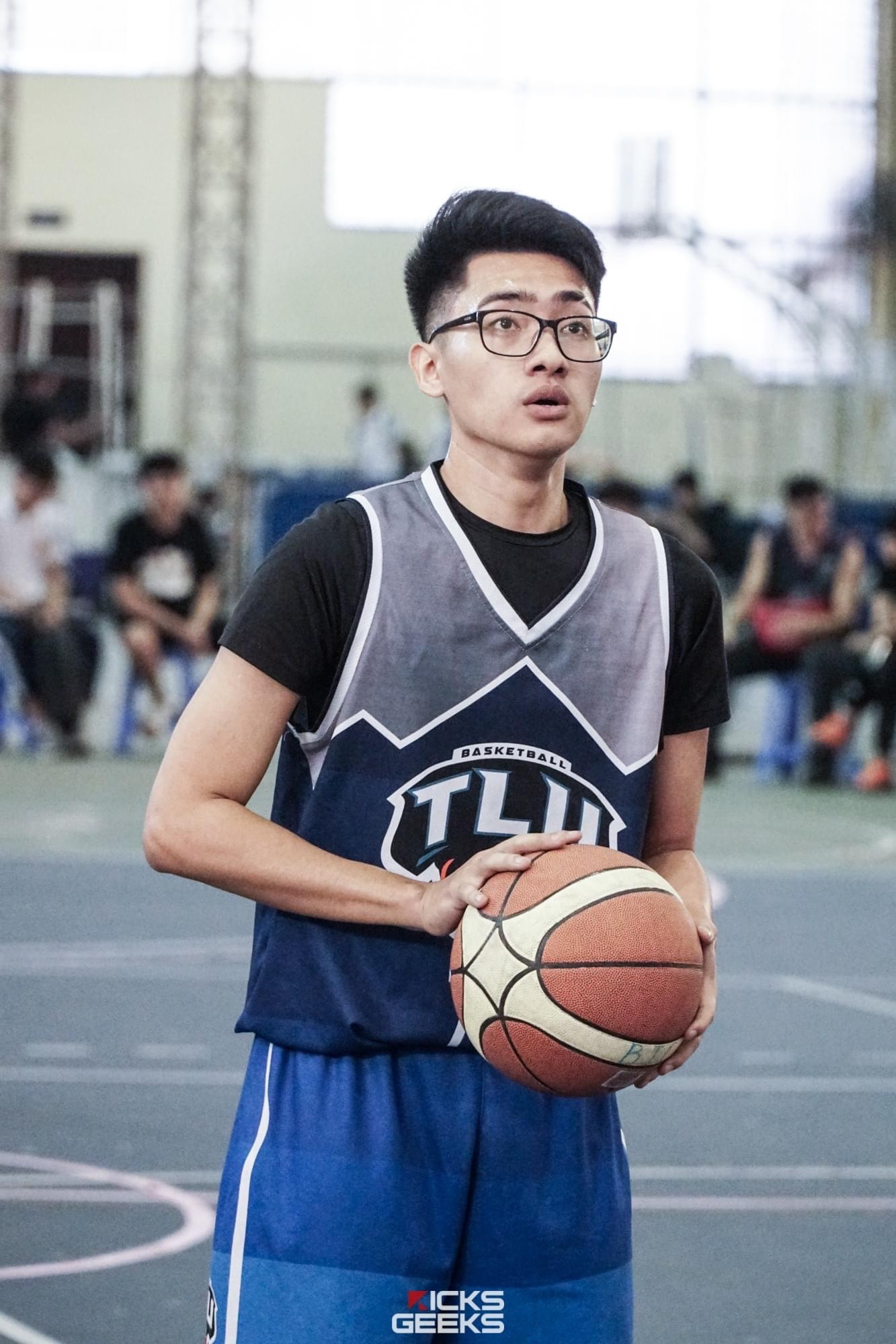 Trung Hiếu là đội phó Câu lạc bộ Bóng rổ Trường Đại học Thủy lợi. Trung Hiếu là đội phó Câu lạc bộ Bóng rổ Trường Đại học Thủy lợi.