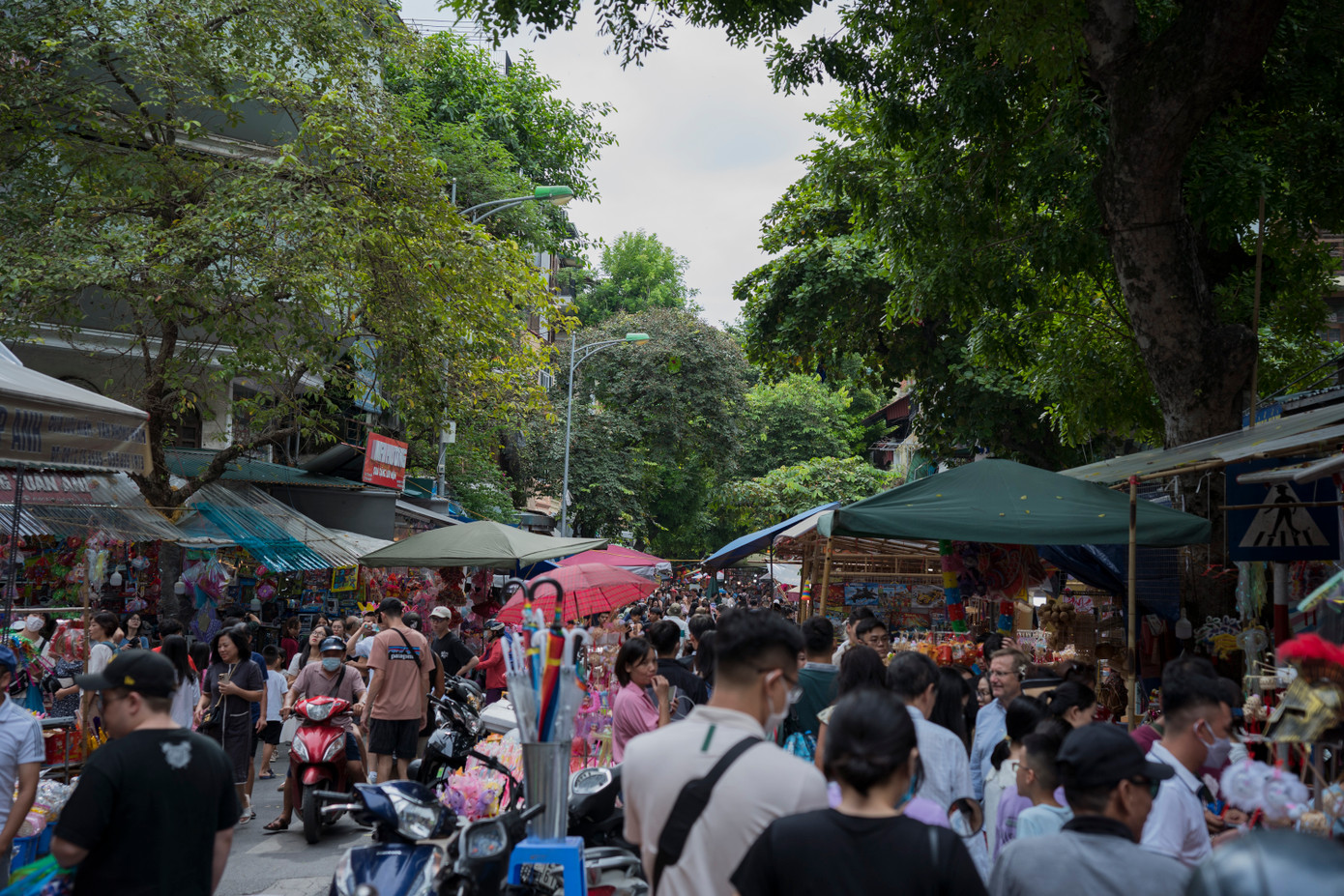 Lượng người đổ về phố Hàng Mã khá đông. Lượng người đổ về phố Hàng Mã khá đông.