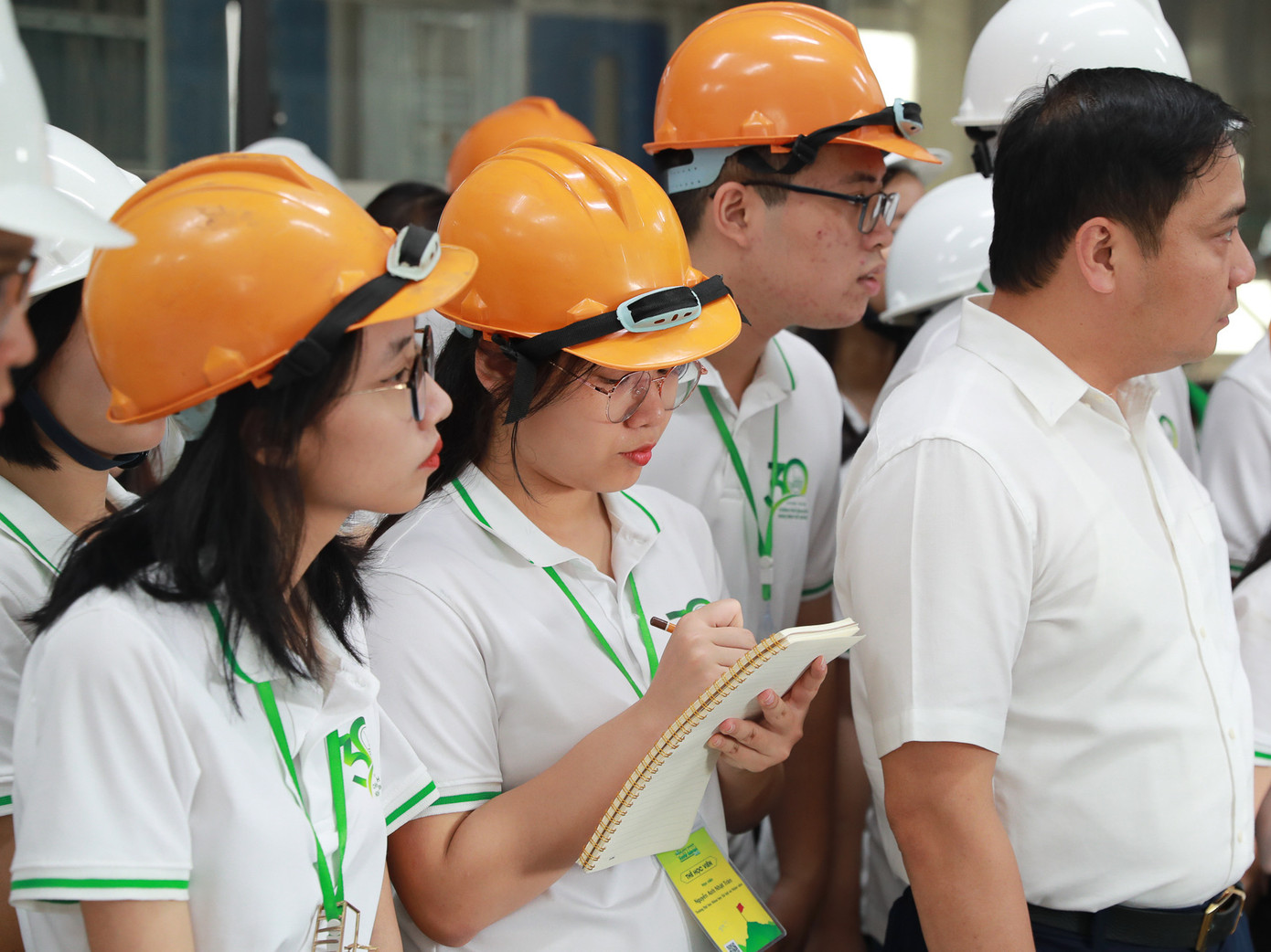 Nhật Trân khi tham quan nhà máy – một hoạt động tại Trại hè Thủ lĩnh VNU năm 2023. Nhật Trân khi tham quan nhà máy – một hoạt động tại Trại hè Thủ lĩnh VNU năm 2023.