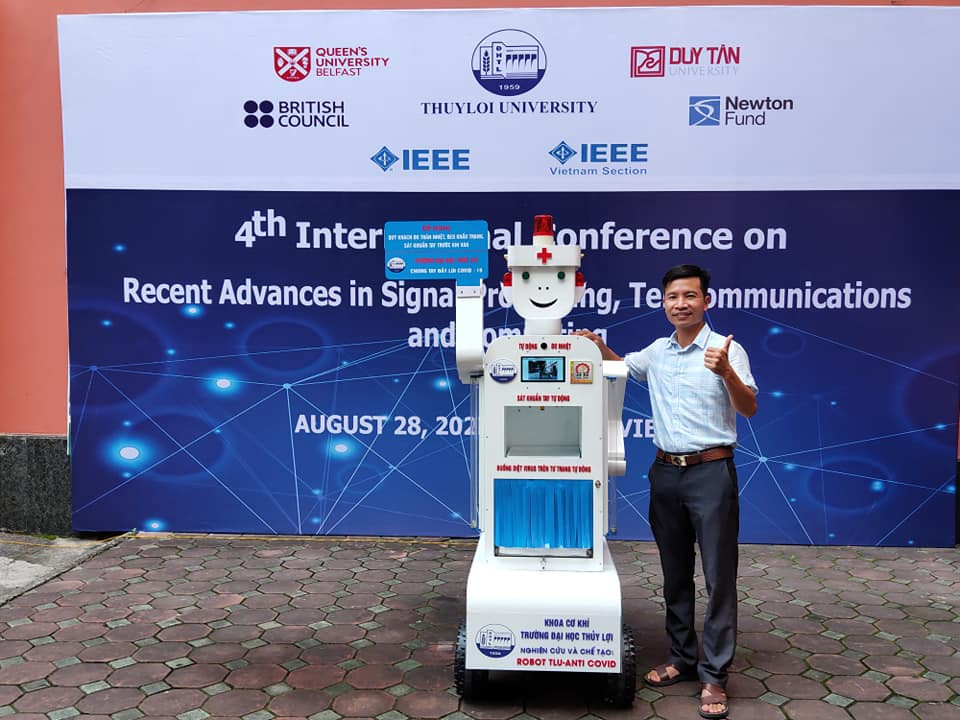Thầy Thương và robot phòng COVID - 19. Thầy Thương và robot phòng COVID - 19.