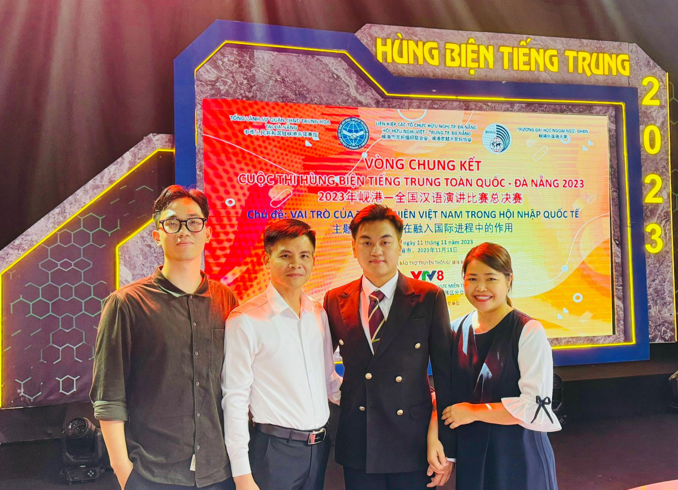 Mạnh Cường cùng các thầy cô đã luôn đồng hành, giúp đỡ anh trong cuộc thi. Mạnh Cường cùng các thầy cô đã luôn đồng hành, giúp đỡ anh trong cuộc thi.