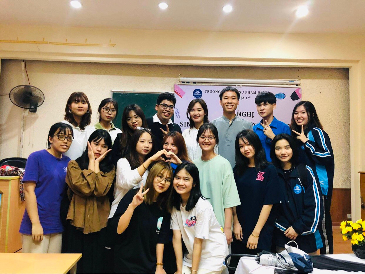 Thạch (bạn nam áo đen, đeo kính) chụp cùng lớp trong Hội nghị Sinh viên Nghiên cứu khoa học của khoa Địa lý năm 2021.