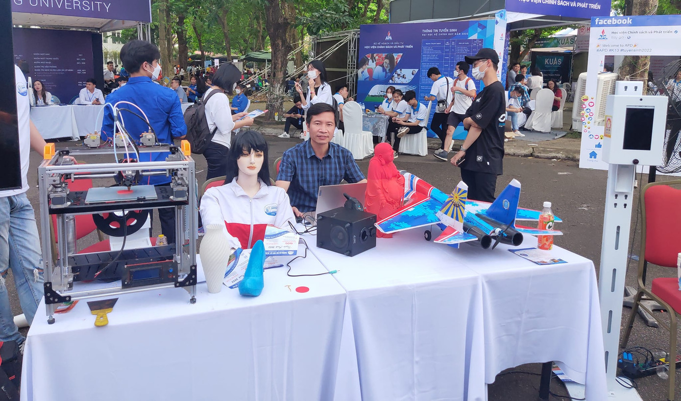 Robot trí tuệ nhân tạo tham gia ngày hội tư vấn tuyển sinh. Robot trí tuệ nhân tạo tham gia ngày hội tư vấn tuyển sinh.