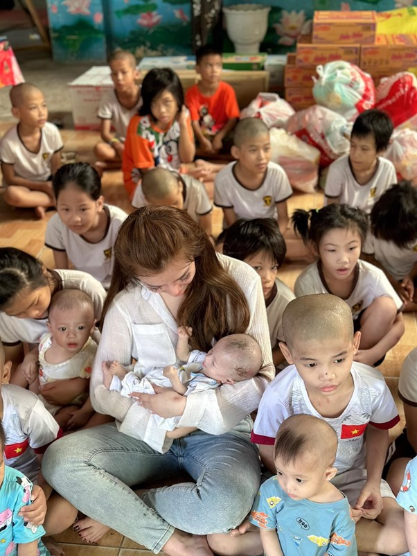 Ngọc Quỳnh đi thiện nguyện. Ngọc Quỳnh đi thiện nguyện.