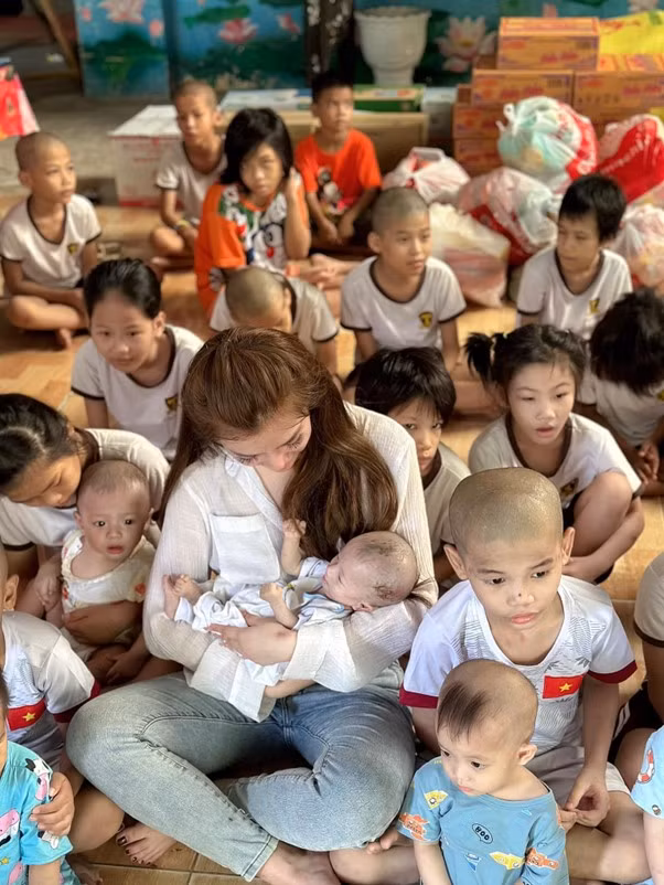 Ngọc Quỳnh đi thiện nguyện. Ngọc Quỳnh đi thiện nguyện.