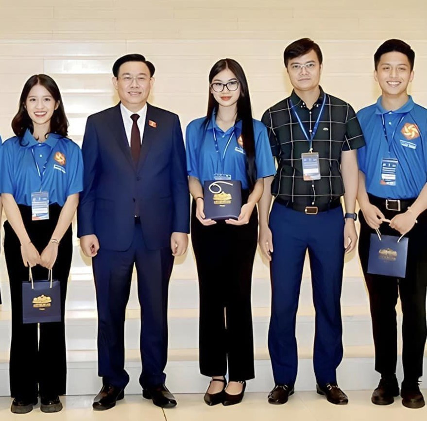 Ảnh kỷ niệm sau buổi gặp mặt cùng Chủ tịch Quốc hội Vương Đình Huệ với Bí thư thứ nhất Trung ương Đoàn TNCS Hồ Chí Minh Bùi Quang Huy, cùng 2 anh/ chị đại diện LO của hội nghị. Ảnh kỷ niệm sau buổi gặp mặt cùng Chủ tịch Quốc hội Vương Đình Huệ với Bí thư thứ nhất Trung ương Đoàn TNCS Hồ Chí Minh Bùi Quang Huy, cùng 2 anh/ chị đại diện LO của hội nghị.