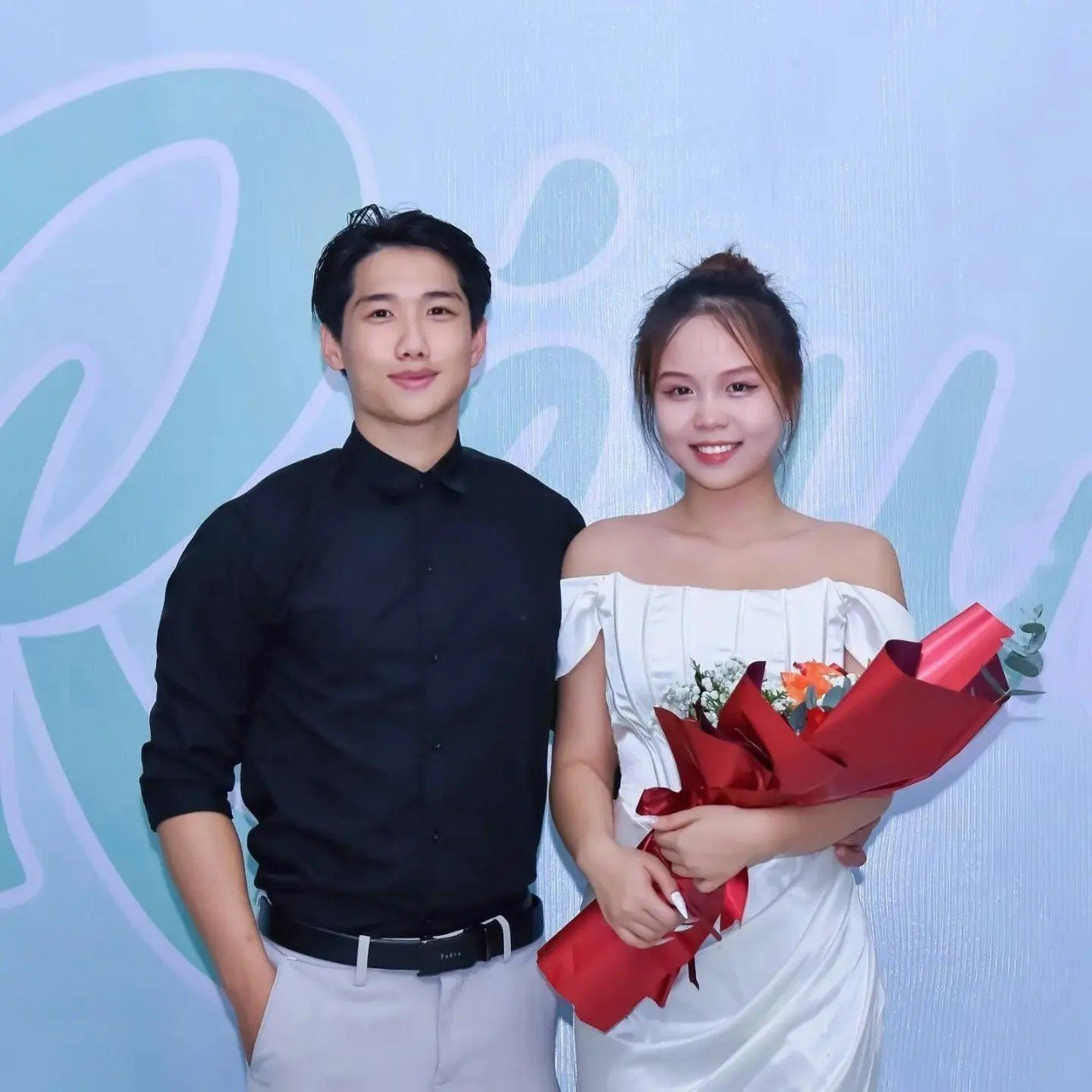 Hoàng Anh cùng những người bạn đại học. Hoàng Anh cùng những người bạn đại học.