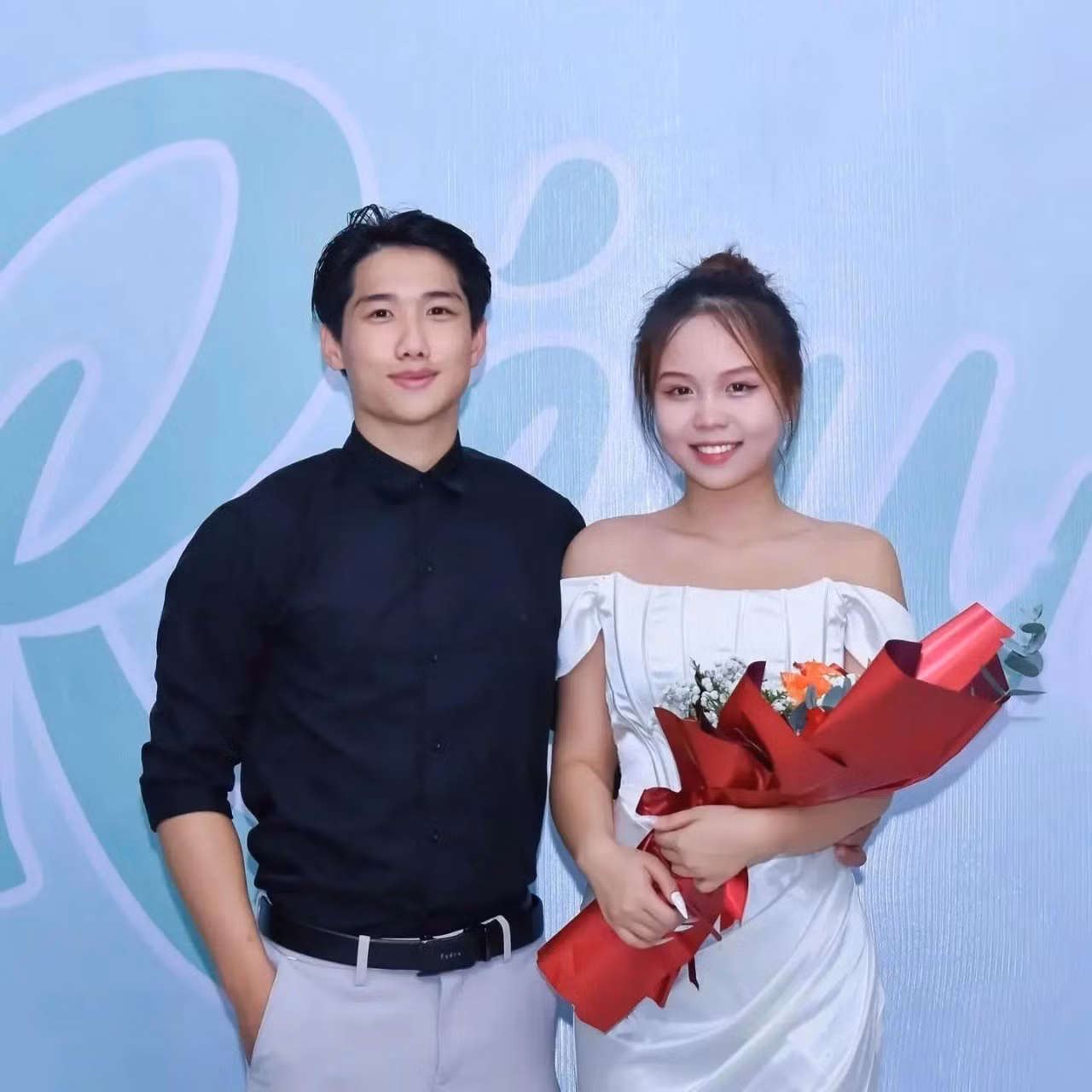 Hoàng Anh cùng những người bạn đại học.