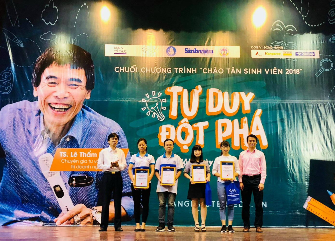 Anh Nguyễn Tiến Dũng (ngoài cùng bên phải) và nhà báo Nguyễn Huy Lộc - Tổng Biên tập Báo Sinh Viên Việt Nam trao học bổng cho tân sinh viêntại chương trình Chào tân sinh viên năm 2018 do báo Sinh Viên Việt Nam và Langmaster phối hợp tổ chức tại Trường Đại học Kinh tế Quốc dân.