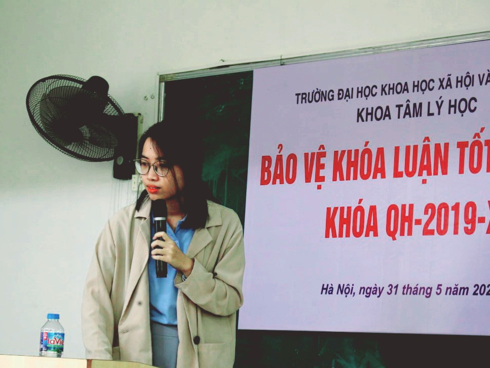 Phương Thanh tại buổi bảo vệ khóa luận tốt nghiệp đại học.