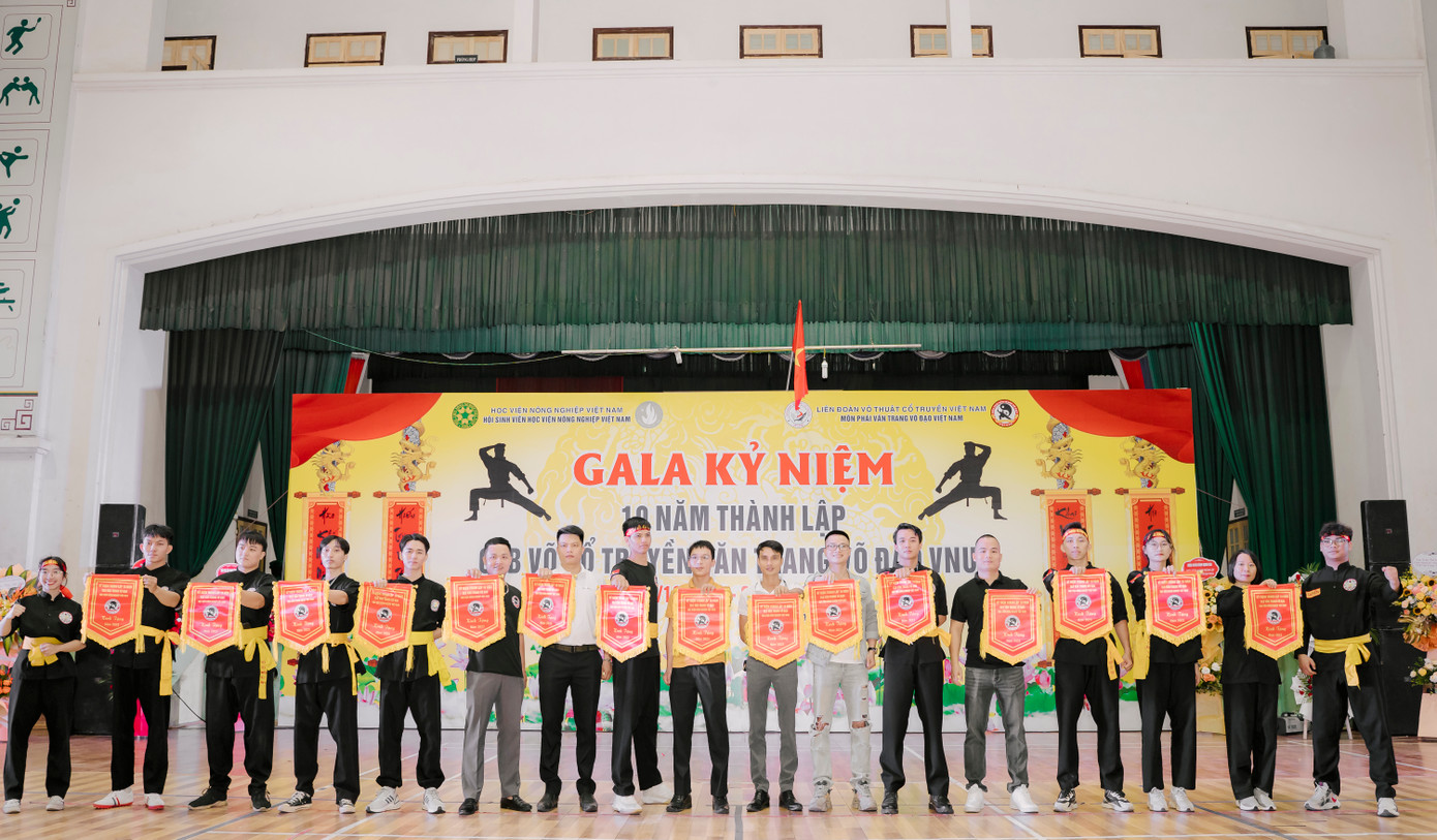 Tri ân và tặng quà lưu niệm các thế hệ Ban chủ nhiệm câu lạc bộ. Tri ân và tặng quà lưu niệm các thế hệ Ban chủ nhiệm câu lạc bộ.