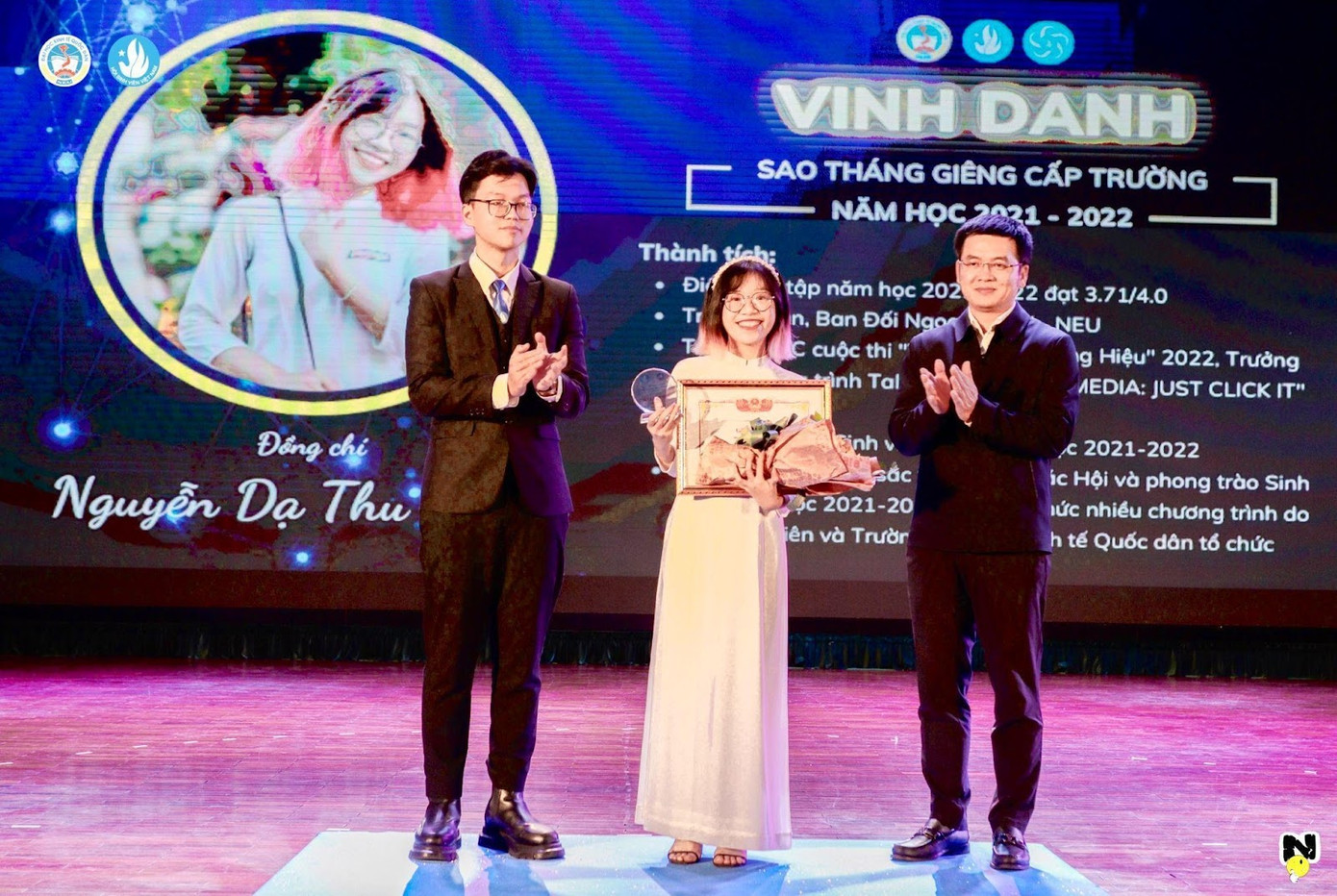 Nữ sinh vinh dự nhận giải thưởng Sao Tháng Giêng Trường Đại học Kinh tế Quốc dân - Top 5 cán bộ Hội xuất sắc nhất năm học 2021-2022. Nữ sinh vinh dự nhận giải thưởng Sao Tháng Giêng Trường Đại học Kinh tế Quốc dân - Top 5 cán bộ Hội xuất sắc nhất năm học 2021-2022.