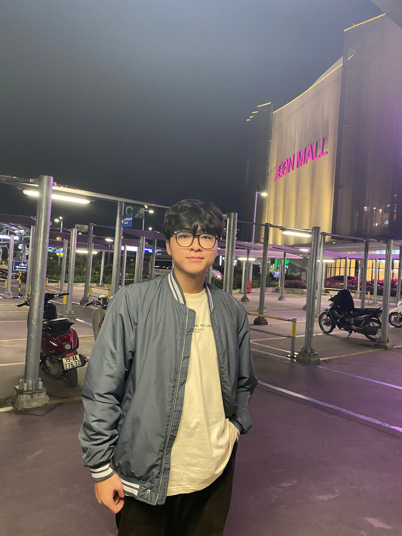 Anh là lớp trưởng lớp K53E và thành viên của các CLB học thuật và tình nguyện trong trường. Anh là lớp trưởng lớp K53E và thành viên của các CLB học thuật và tình nguyện trong trường.