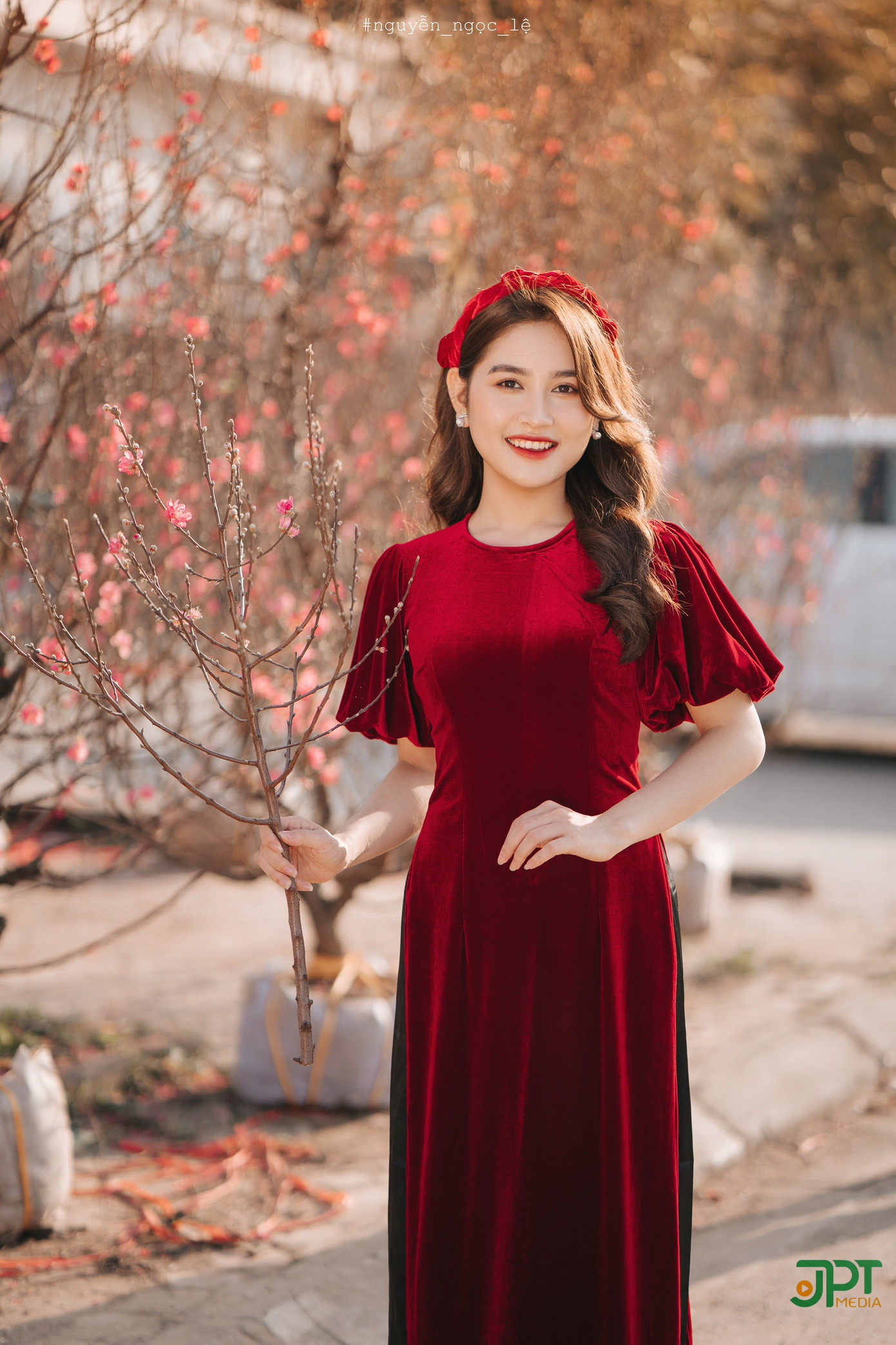 Hoài Phan cùng vẻ đẹp xinh tươi rạng rỡ trong tà áo dài đỏ thắm chào Xuân.