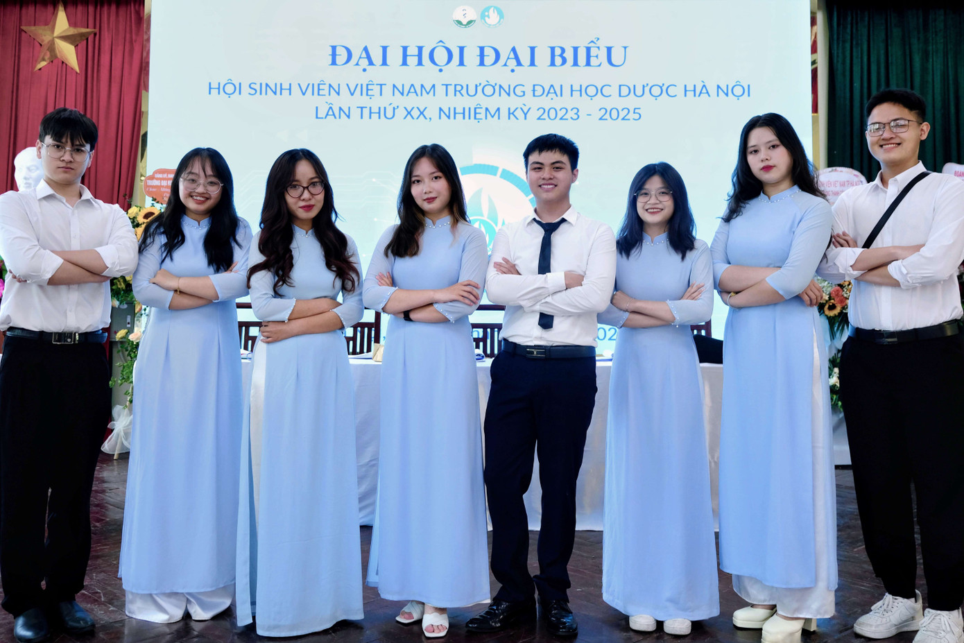 Minh Thảo cùng Ban Thư ký Hội Sinh viên trường ĐH Dược Hà Nội khoá XX.