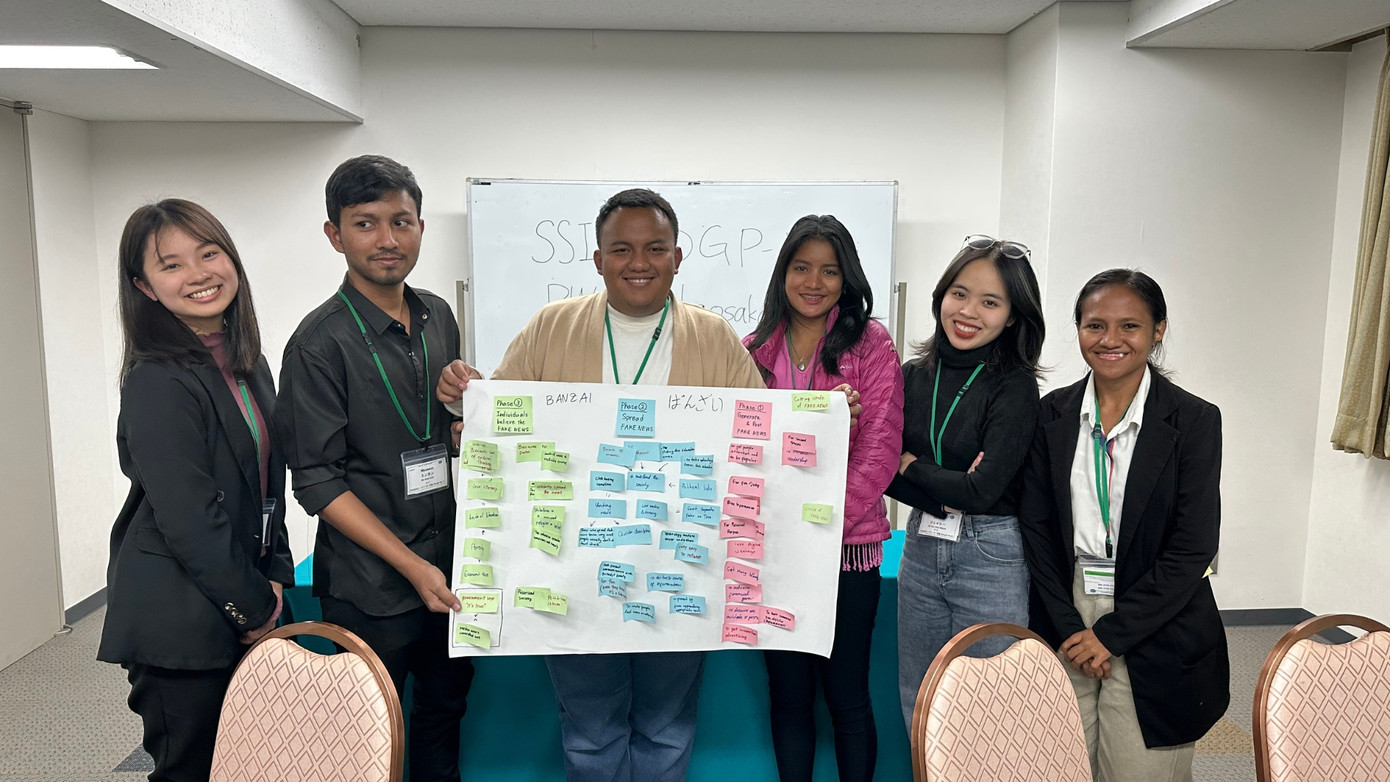 Châu Giang (thứ 2 từ phải qua) hoạt động nhóm với các bạn ASEAN và Nhật Bản trong khuôn khổ JENESYS 2022.