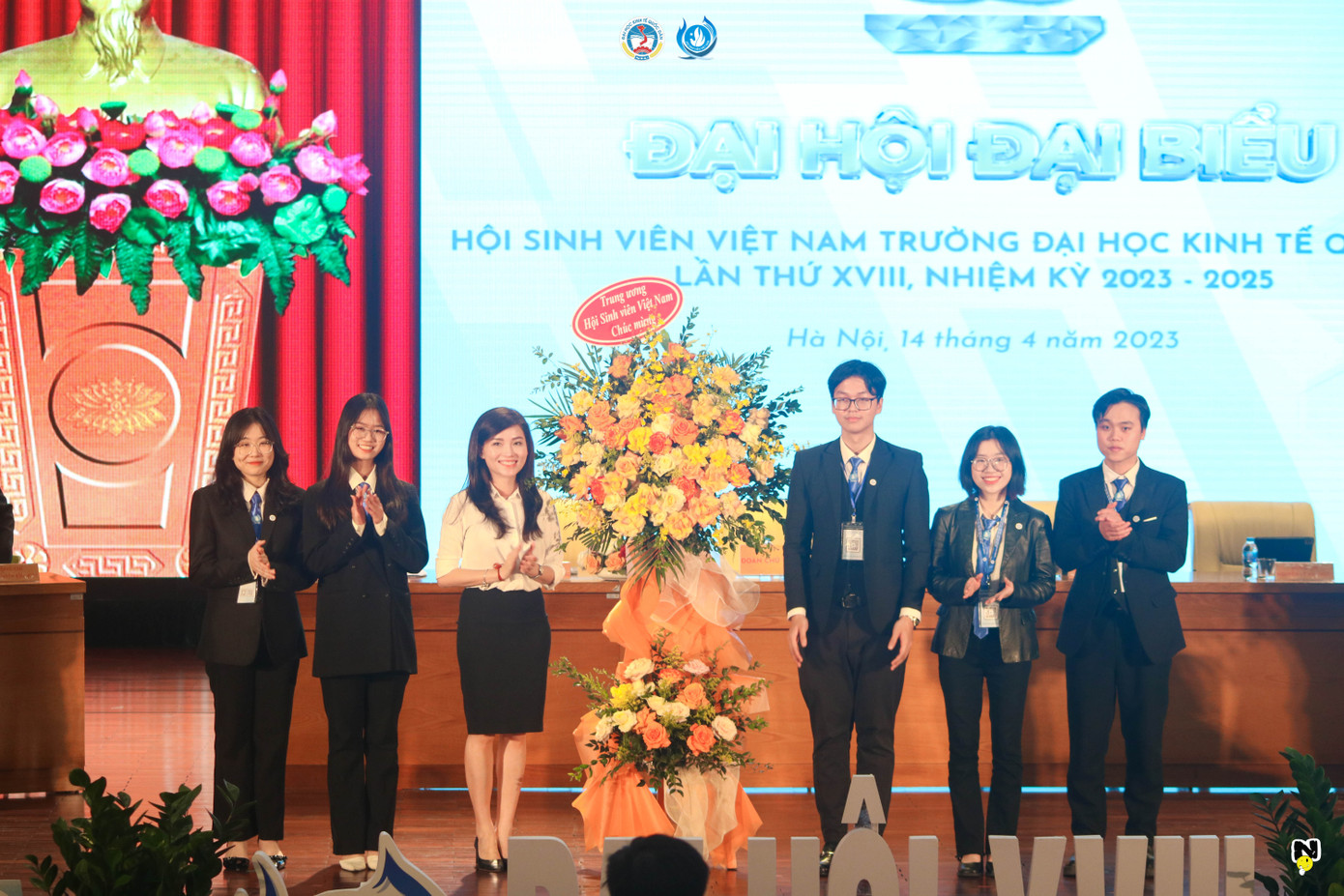 Trí Nhân (thứ ba từ phải sang) cùng Hội Sinh viên nhận hoa tặng của Trung ương Hội Sinh Việt Nam trong Đại hội XVIII.