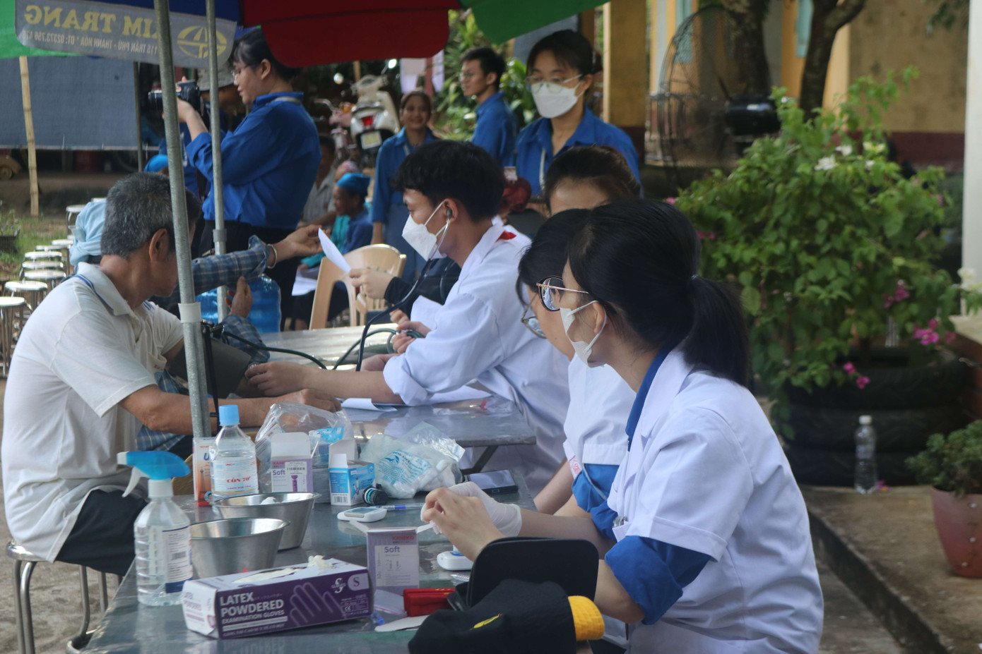 Nguyên tham gia chương trình Khám chữa bệnh và phát thuốc miễn phí.