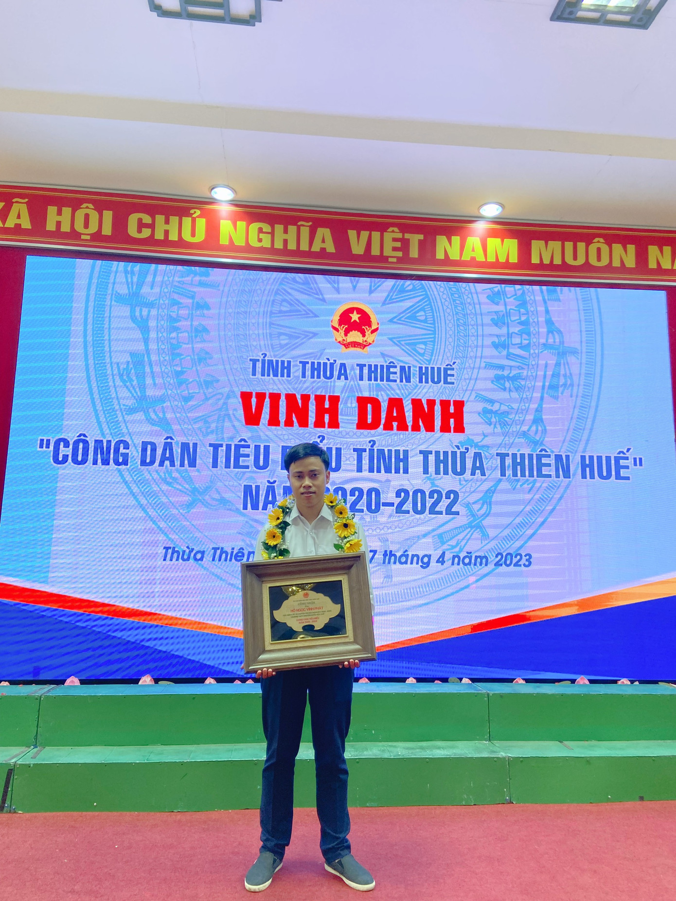Nam sinh vinh dự đạt danh hiệu “Công dân tiêu biểu tỉnh Thừa Thiên Huế”. Nam sinh vinh dự đạt danh hiệu “Công dân tiêu biểu tỉnh Thừa Thiên Huế”.
