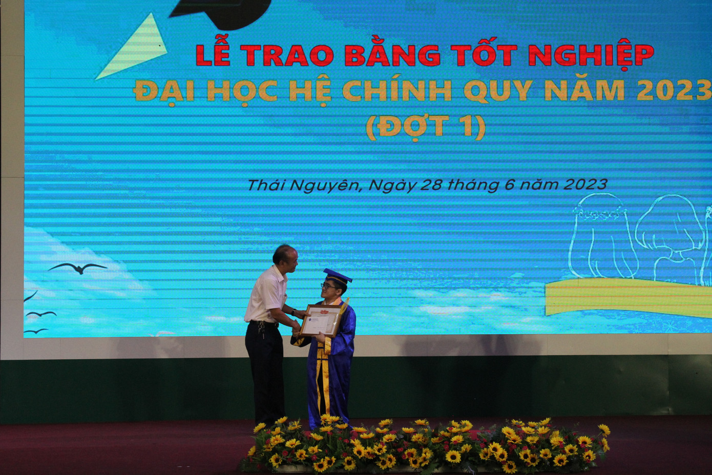 Nguyễn Công Duy (sinh năm 1999) tốt nghiệp bằng Xuất sắc chuyên ngành Sư phạm tiếng Anh – K40 của Trường Ngoại ngữ - Đại học Thái Nguyên. Nguyễn Công Duy (sinh năm 1999) tốt nghiệp bằng Xuất sắc chuyên ngành Sư phạm tiếng Anh – K40 của Trường Ngoại ngữ - Đại học Thái Nguyên.