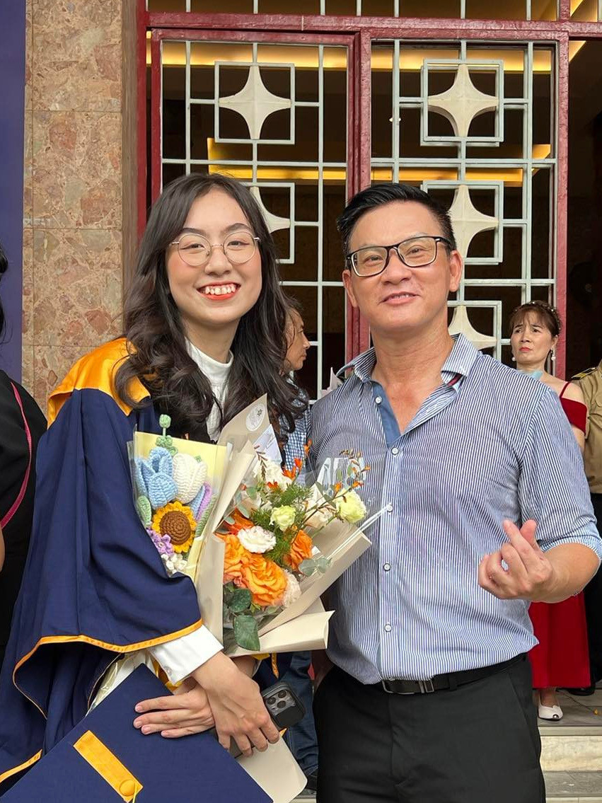 ThS Trần Việt Vương và Minh Thu trong ngày tốt nghiệp. ThS Trần Việt Vương và Minh Thu trong ngày tốt nghiệp.