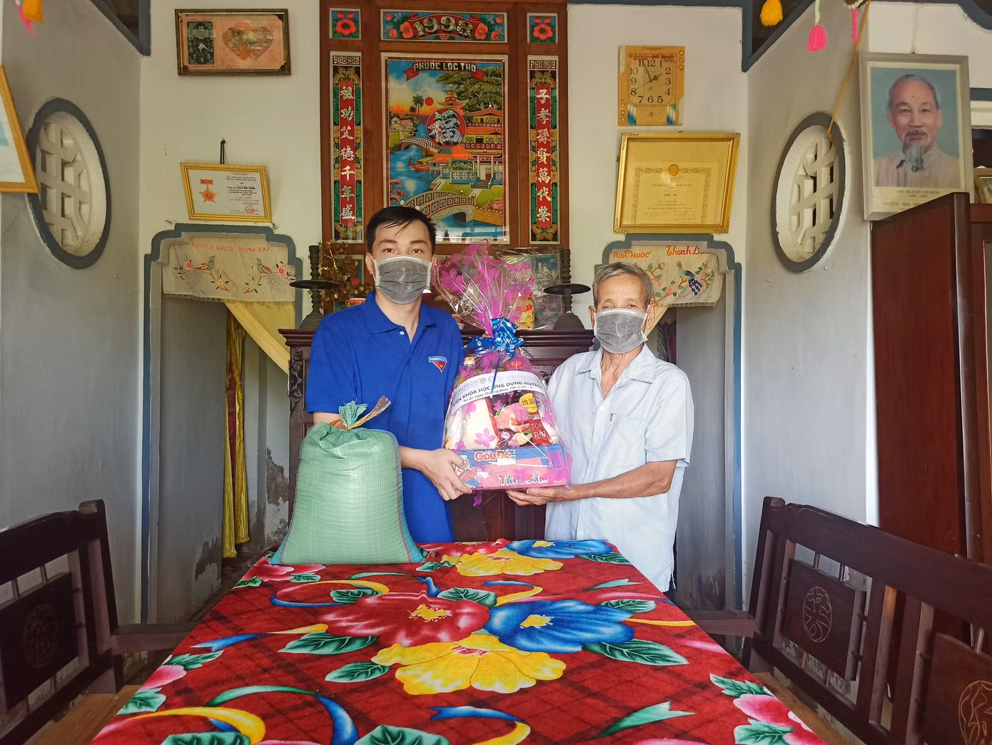 Trung Kiên luôn tiên phong trong các hoạt động tình nguyện, tương thân tương ái vì cộng đồng. Trung Kiên luôn tiên phong trong các hoạt động tình nguyện, tương thân tương ái vì cộng đồng.