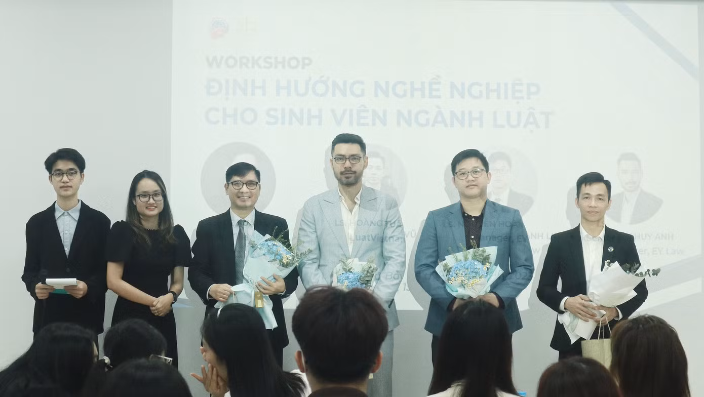 Văn Hoàng (ngoài cùng bên trái) với vai trò là MC Workshop Định hướng nghề nghiệp cho sinh viên ngành Luật.