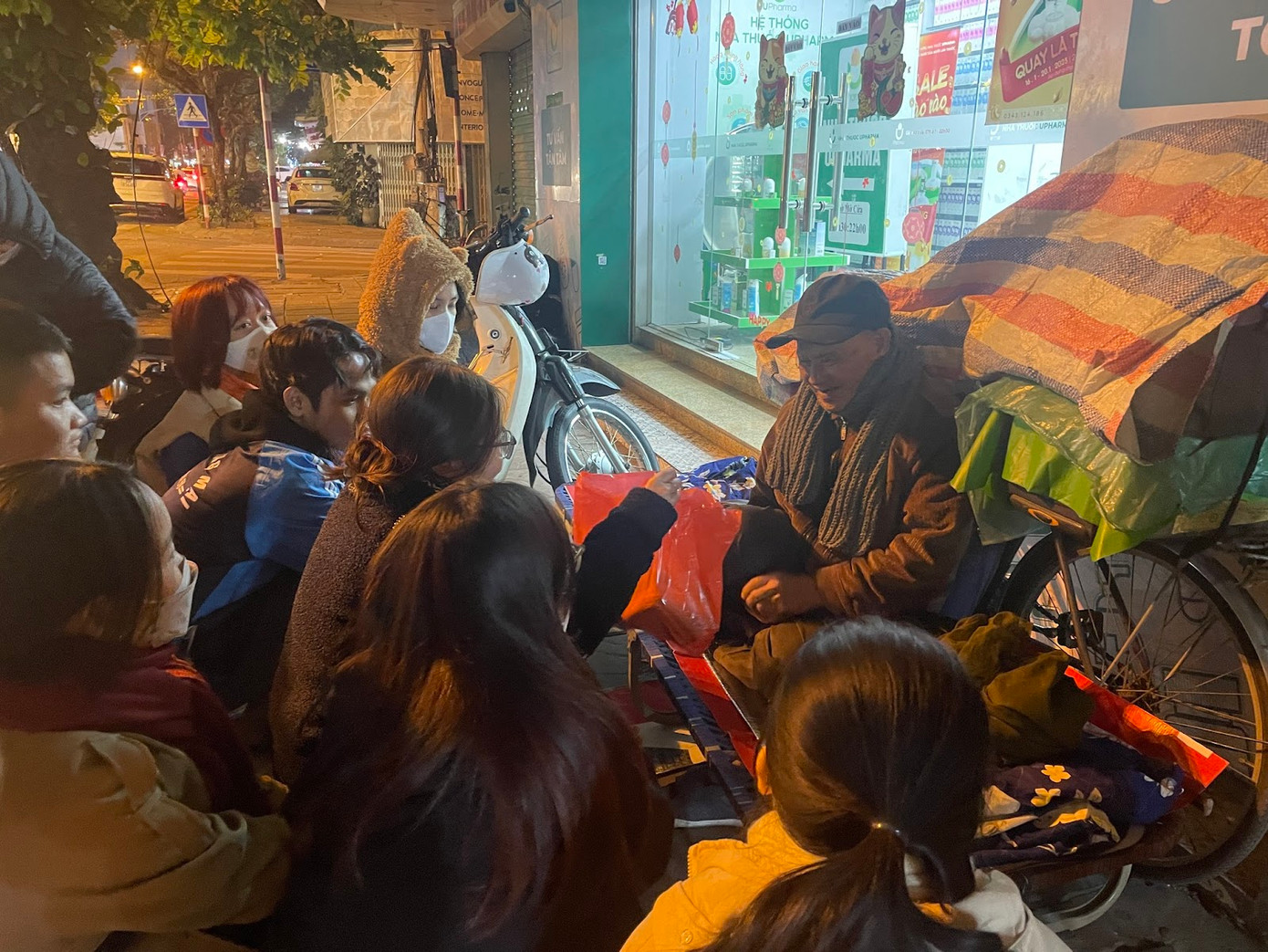 Các bạn sinh viên trao bánh chưng tới những hoàn cảnh khó khăn, thiếu thốn, cùng 1 suất quà nhỏ nhưng ý nghĩa, với hy vọng những hoàn cảnh khó khăn ấy có được 1 cái Tết ấm no hơn.