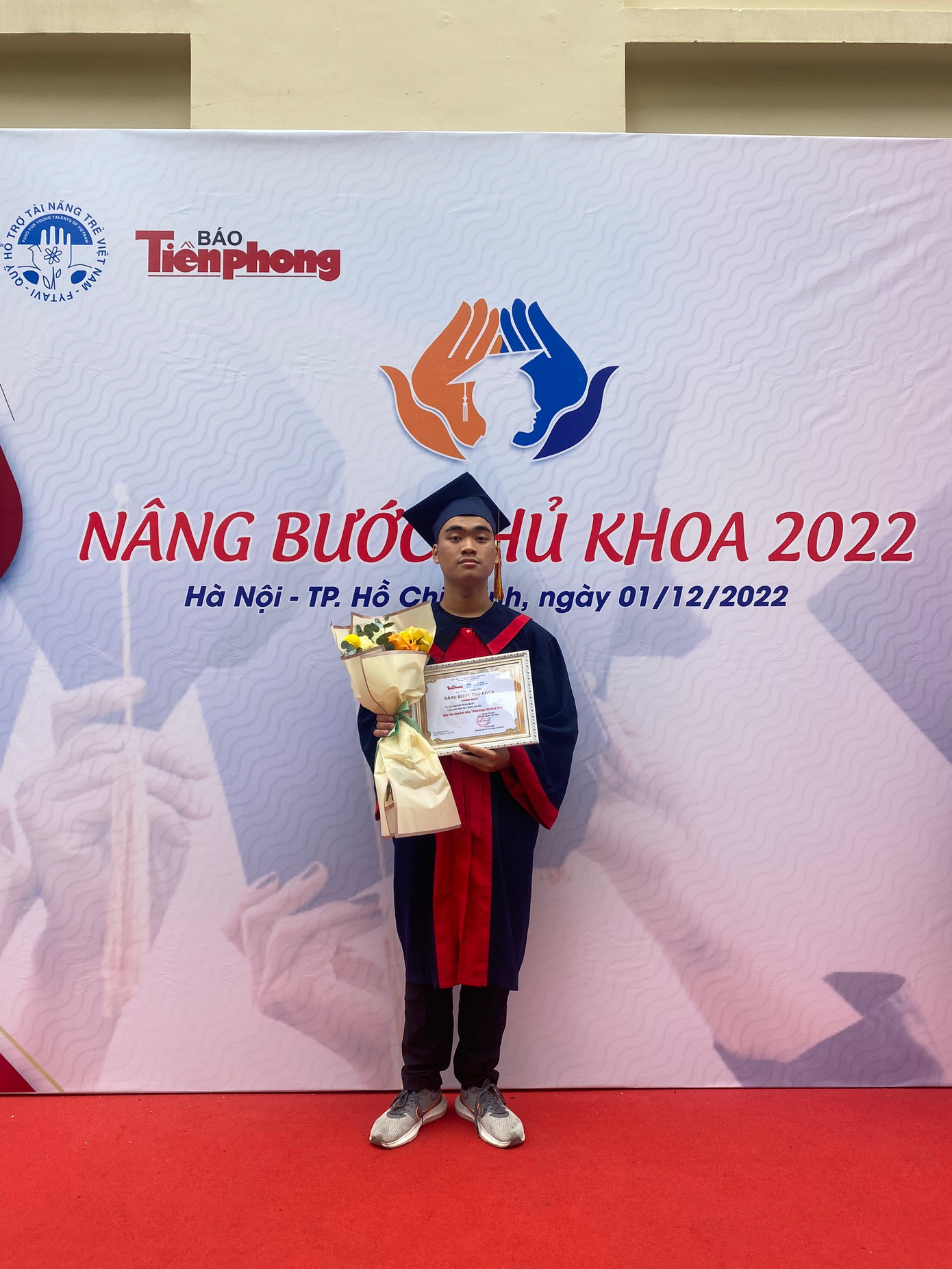 Bách được vinh danh và nhận học bổng Nâng bước thủ khoa năm 2022 do Báo Tiền Phong và Quỹ Hỗ trợ tài năng trẻ Việt Nam tổ chức.
