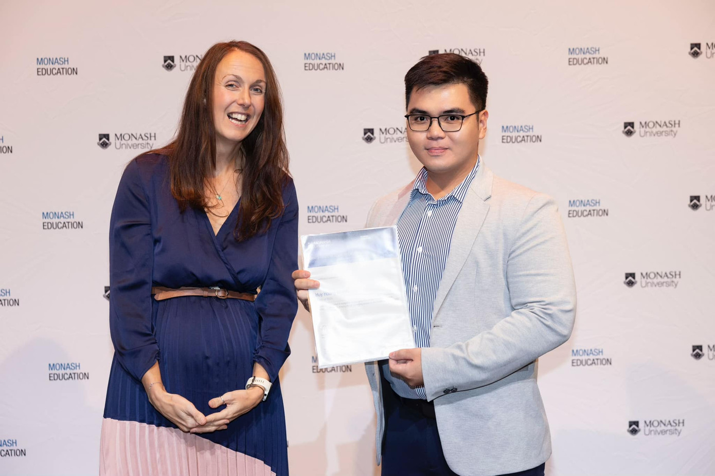 Huỳnh Huy Hoàng (bên phải) trong buổi nhận bằng thủ khoa tốt nghiệp thạc sĩ của mình.