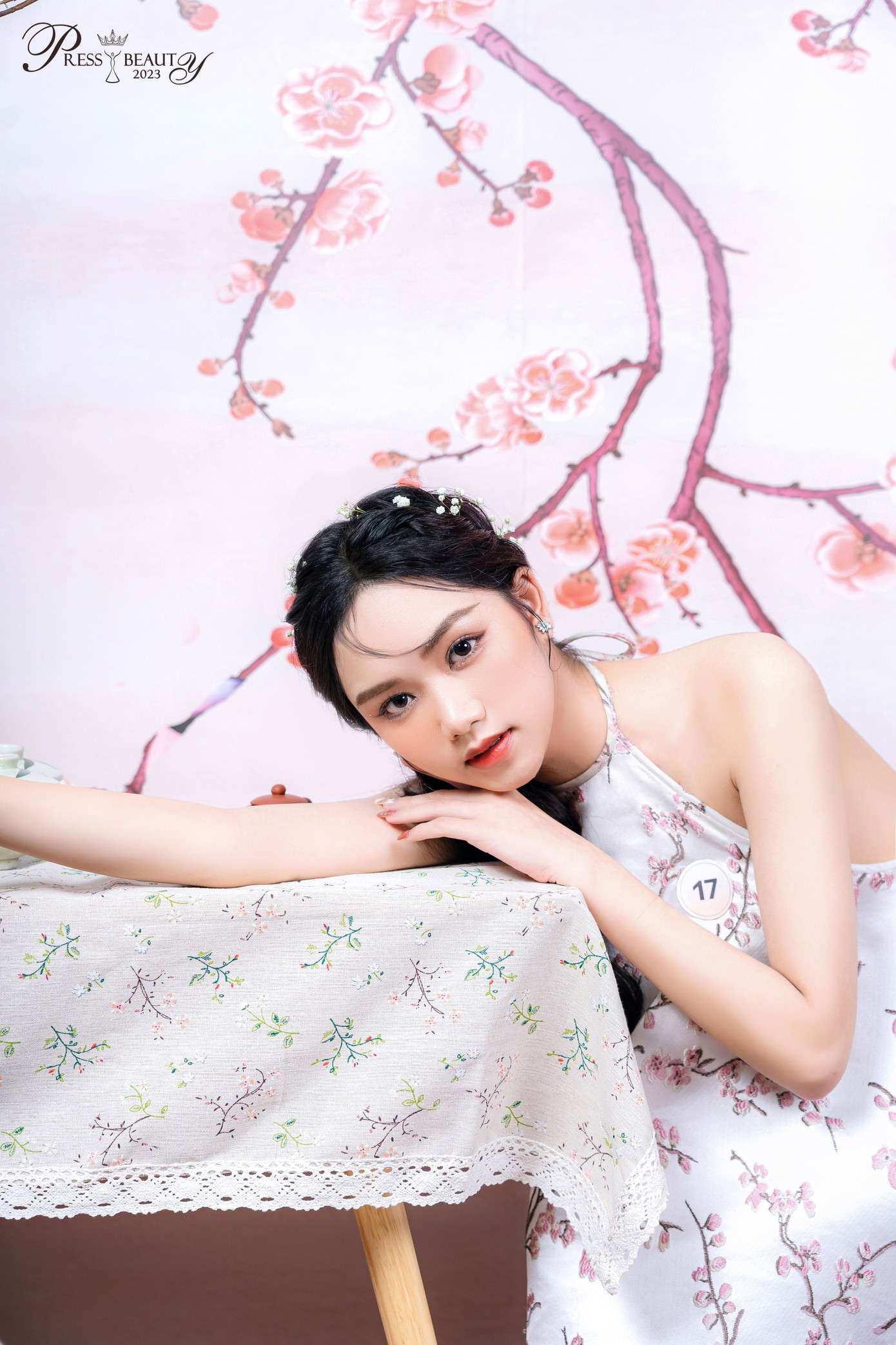 Nét đẹp kiêu sa, thùy mị của thí sinh Nguyễn Trang Oanh (SBD 17) thể hiện tinh tế trong tà áo yếm truyền thống.