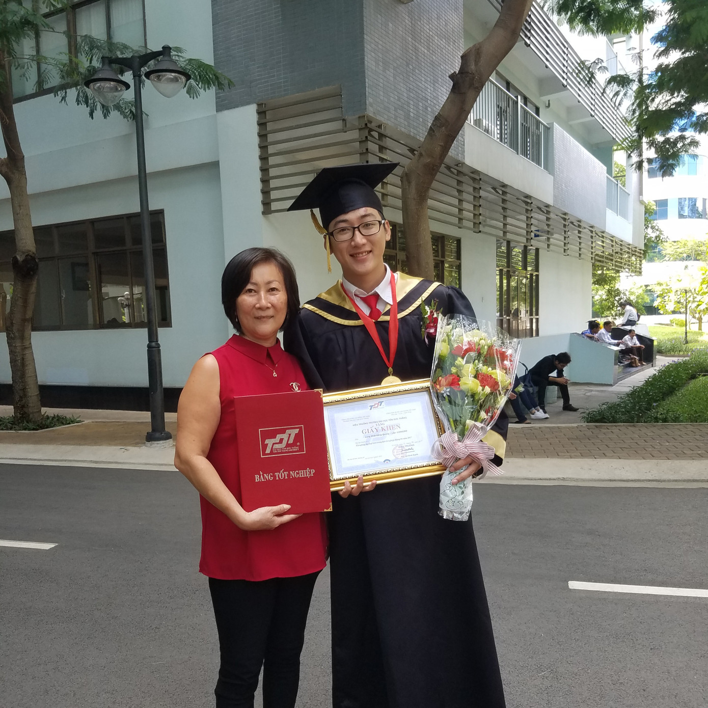 Sau khi tốt nghiệp vị trí Á khoa đại học, Quang xuất sắc giành được học bổng Thạc sĩ du học tại Hàn Quốc. Sau khi tốt nghiệp vị trí Á khoa đại học, Quang xuất sắc giành được học bổng Thạc sĩ du học tại Hàn Quốc.