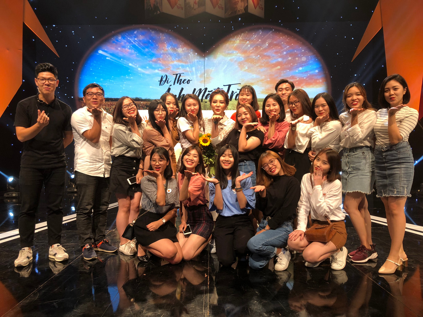 Thuỳ Dung (hàng dưới ngoài cùng bên phải) tham gia chương trình “Việc tử tế” của VTV1 cùng CLB MCC vào năm 2018. Thuỳ Dung (hàng dưới ngoài cùng bên phải) tham gia chương trình “Việc tử tế” của VTV1 cùng CLB MCC vào năm 2018.