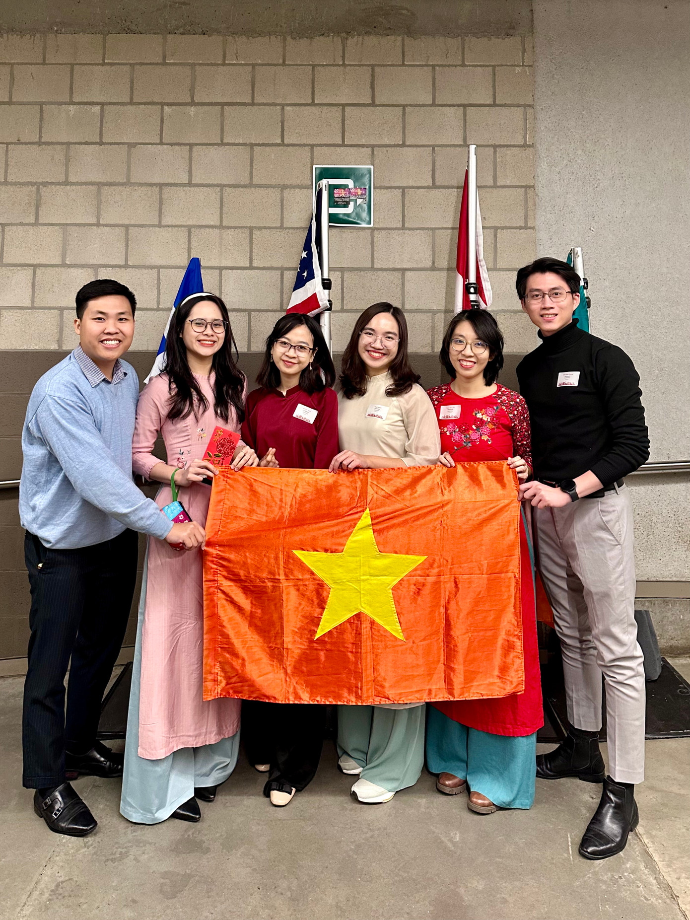 Linh cùng các bạn người Việt Nam tham dự chương trình “Get Together Night” tổ chức cho những người được học bổng VLIR-UOS.