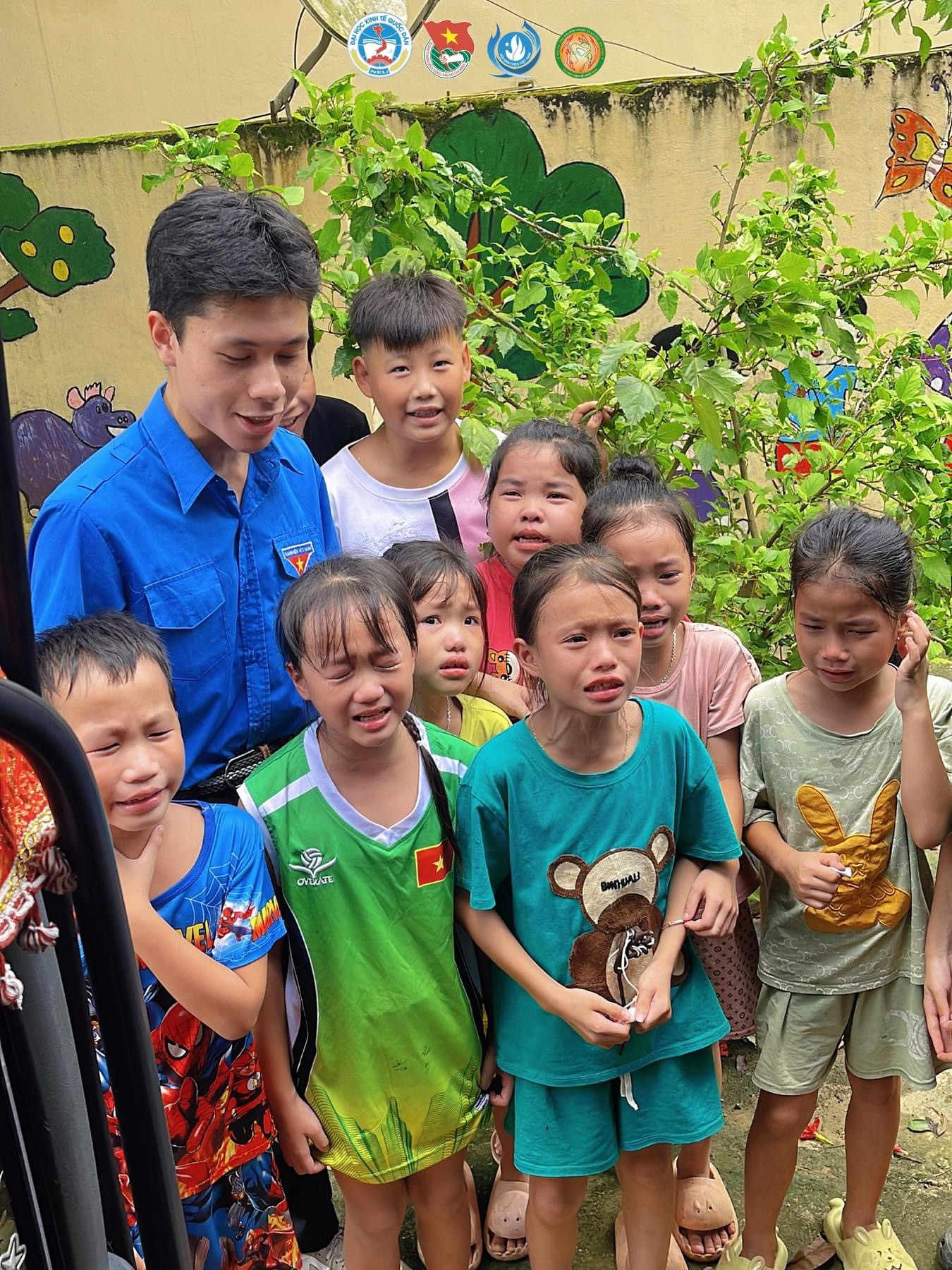 Bạn Nguyễn Tấn Dũng cùng các em nhỏ tại địa phương.