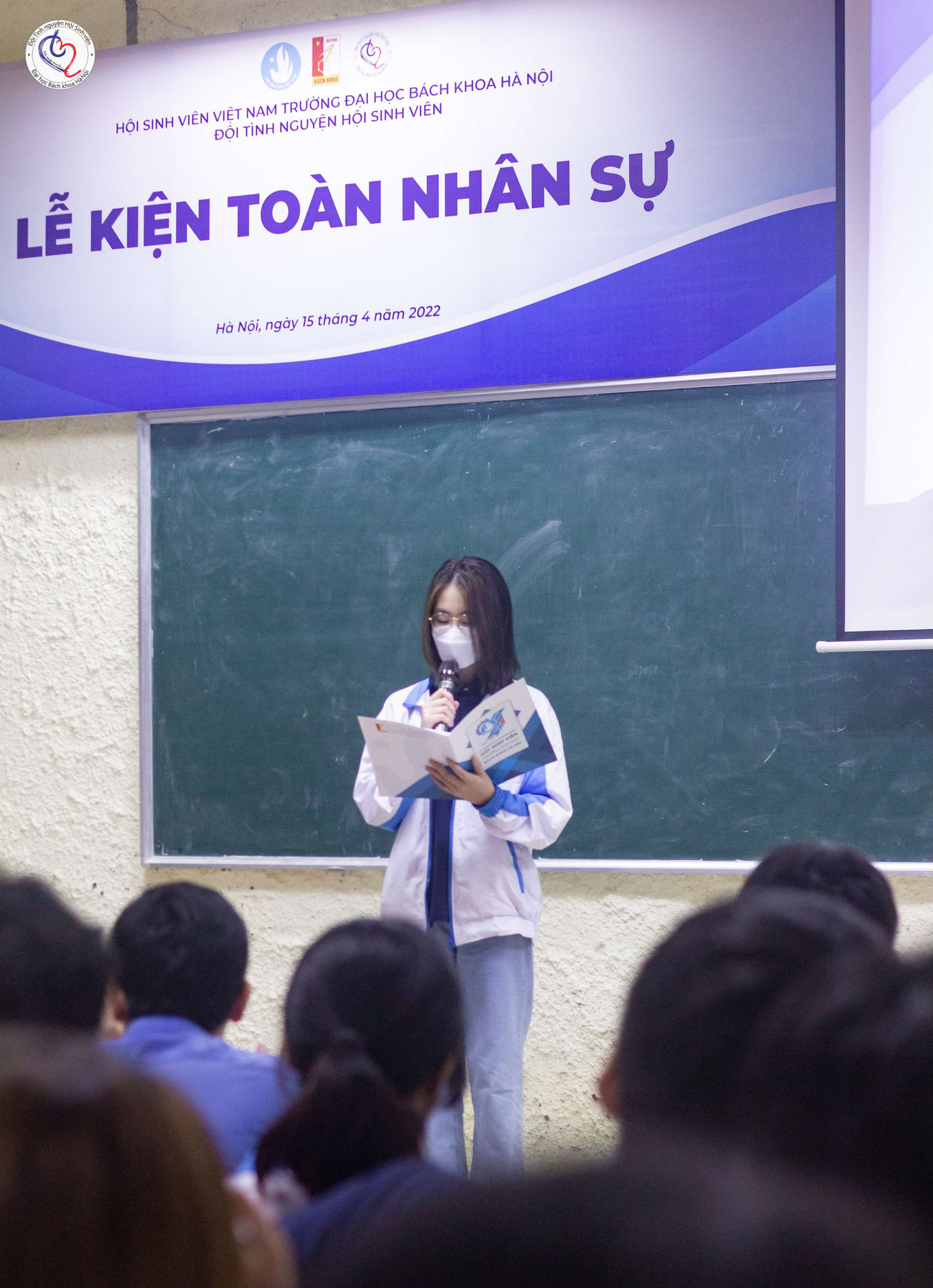 Thảo đọc Quyết định chuẩn y Ban Quản lý tại Lễ Kiện toàn nhân sự Đội Tình nguyện Hội Sinh viên. Thảo đọc Quyết định chuẩn y Ban Quản lý tại Lễ Kiện toàn nhân sự Đội Tình nguyện Hội Sinh viên.