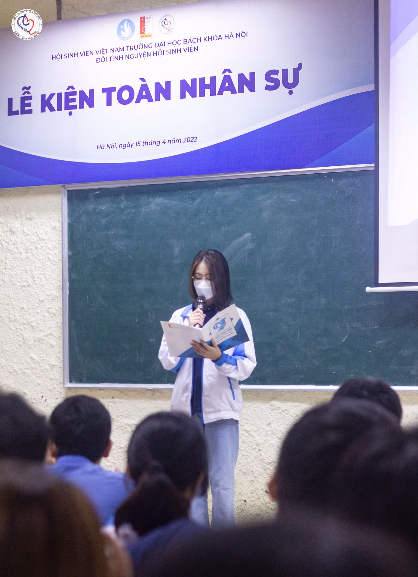 Thảo đọc Quyết định chuẩn y Ban Quản lý tại Lễ Kiện toàn nhân sự Đội Tình nguyện Hội Sinh viên.