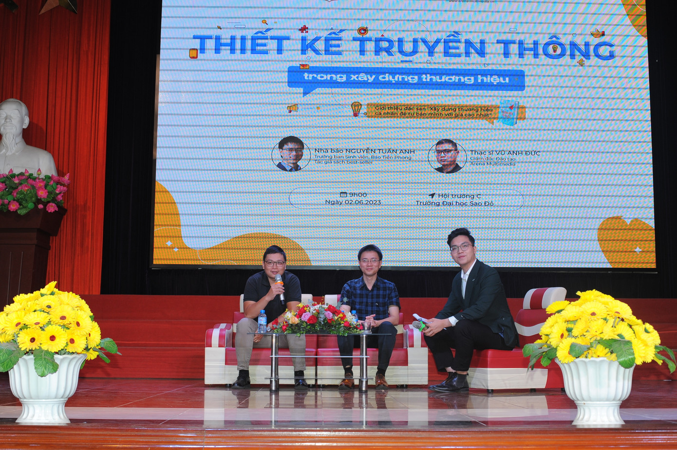 Thạc sĩ Vũ Anh Đức (ngoài cùng bên trái) - Giám đốc Hệ thống Đào tạo Mỹ thuật Đa phương tiện Arena Multimedia trả lời các câu hỏi của sinh viên.