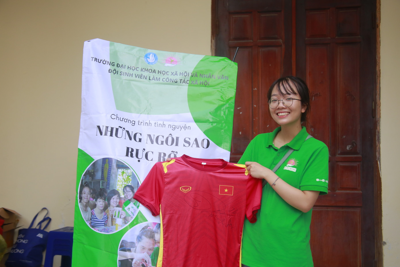 Bán hàng gây quỹ tại KTX Mễ Trì cho chương trình “Những ngôi sao rực rỡ”, Phương Lan cầm áo thi đấu U23 Đông Nam Á của cầu thủ Dụng Quang Nho.