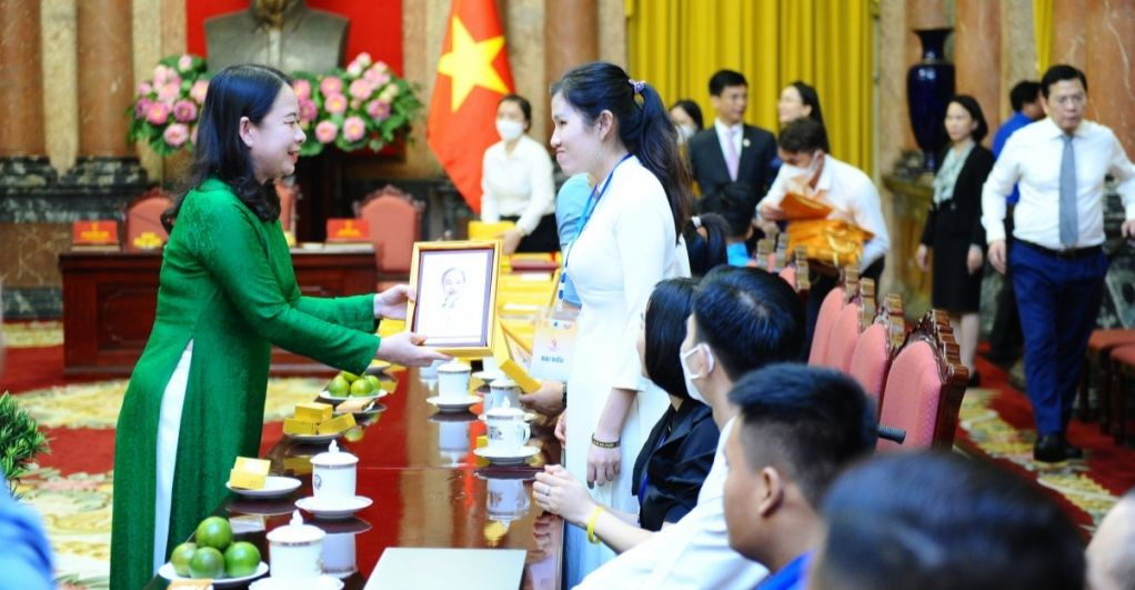 Phó Chủ tịch nước Võ Thị Ánh Xuân tặng quà cho Hải Anh tại chương trình “Tỏa sáng nghị lực Việt Nam” năm 2022.